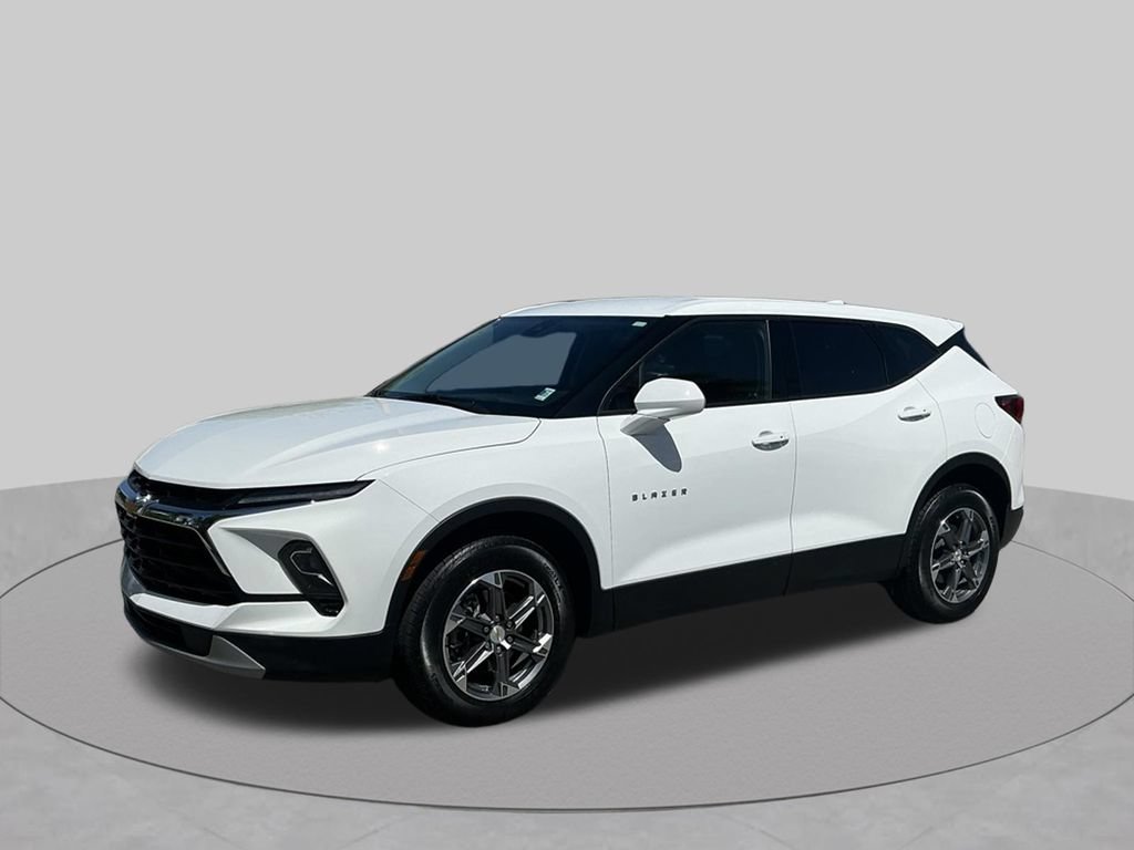 Used 2024 Chevrolet Blazer LT FWD image 2