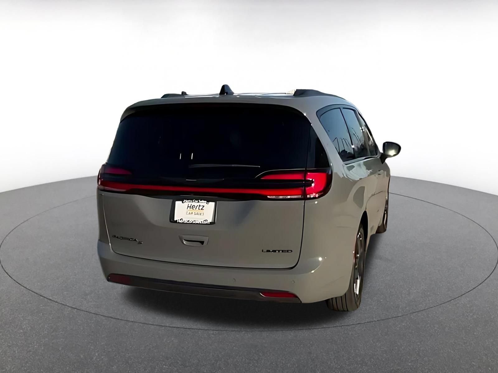 Used 2025 Chrysler Pacifica Limited FWD image 12