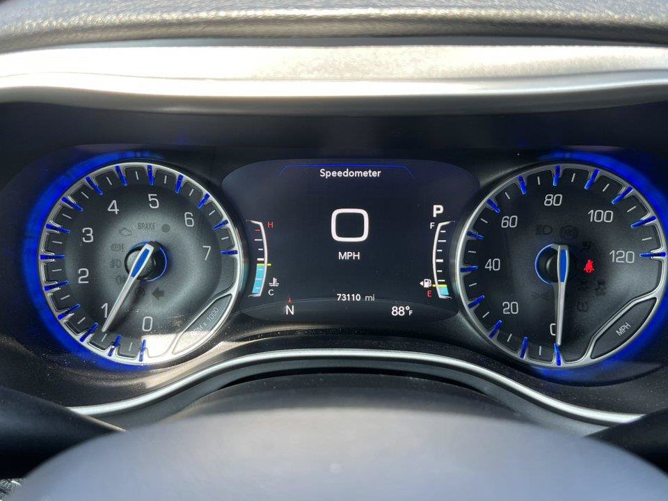 Used 2023 Chrysler Pacifica Touring FWD image 18