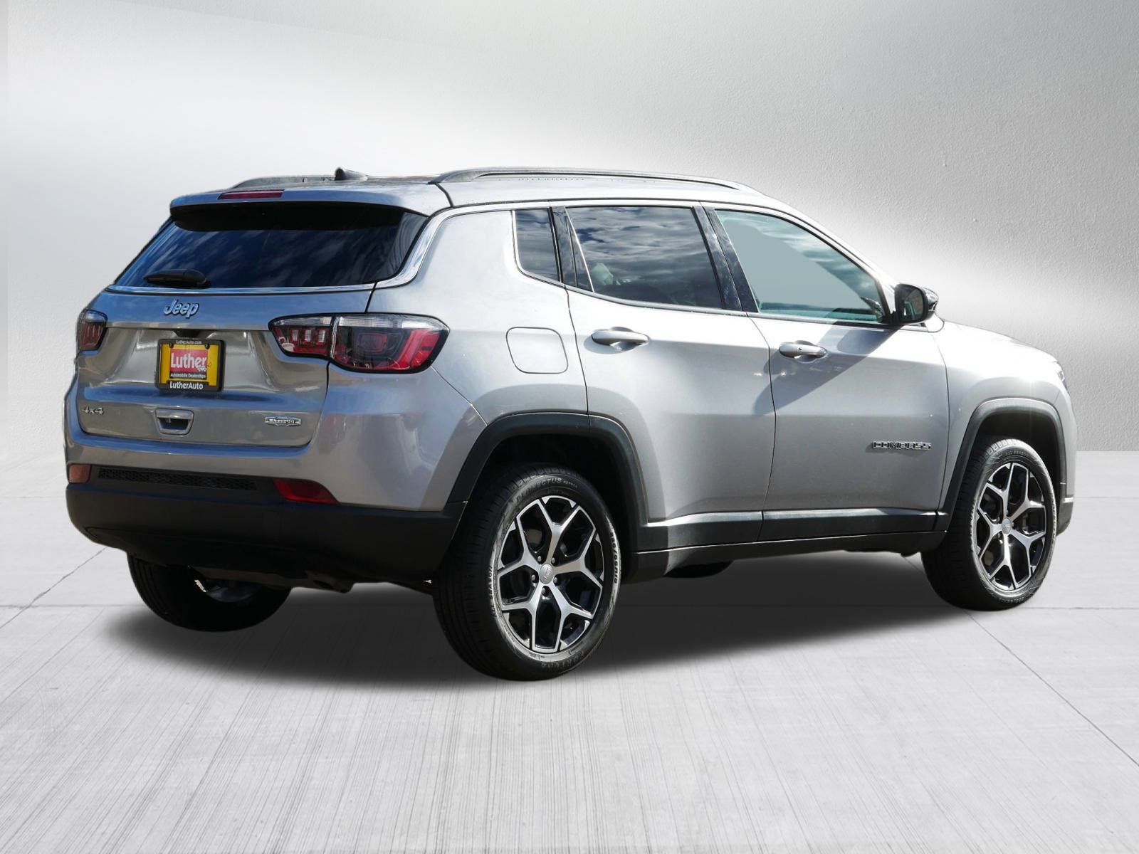 Used 2024 Jeep Compass Latitude image 7