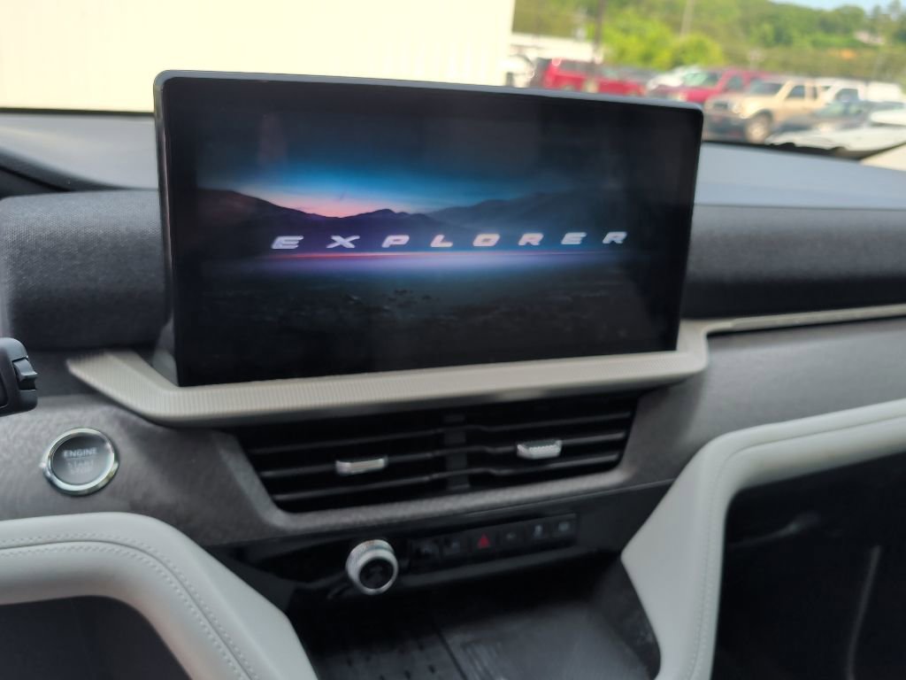 Used 2025 Ford Explorer Platinum w/ Ultimate Package AWD/4WD image 8