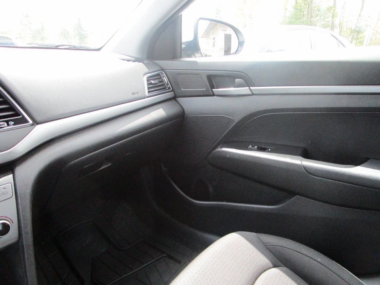 Used 2018 Hyundai Elantra SE image 13