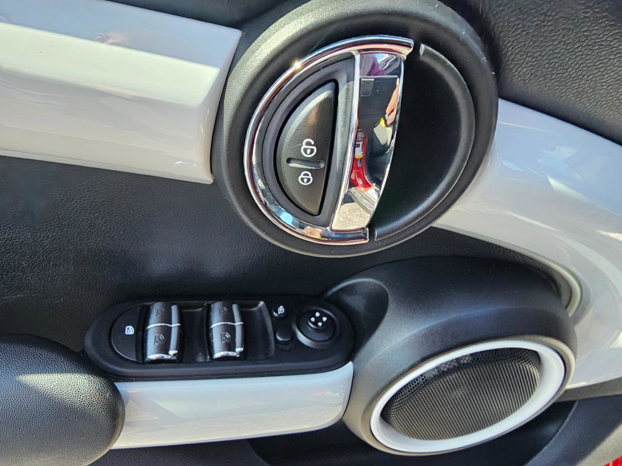 Used 2016 MINI Cooper 4-Door Hardtop FWD image 25