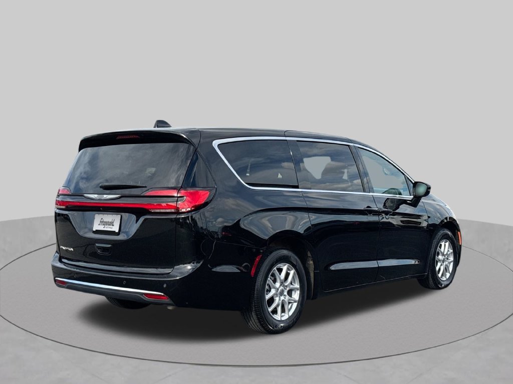 Used 2024 Chrysler Pacifica Touring FWD image 22