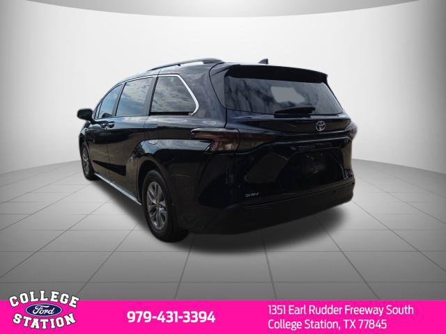 Used 2025 Toyota Sienna XLE FWD image 4