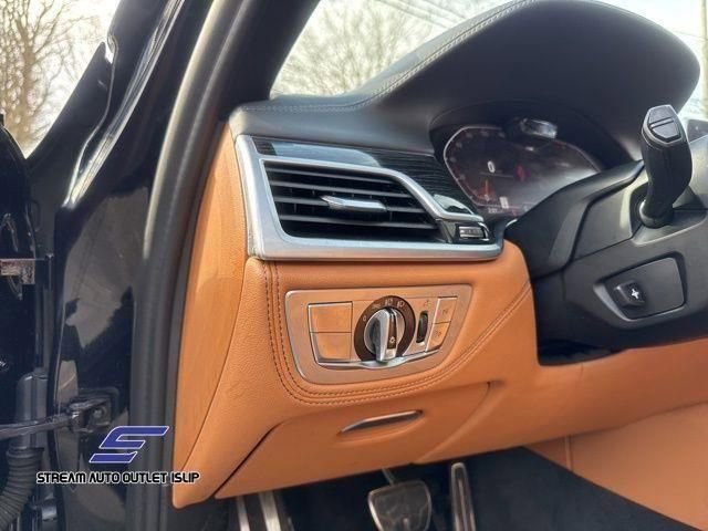 Used 2022 BMW 750i xDrive w/ Executive Package AWD/4WD image 39