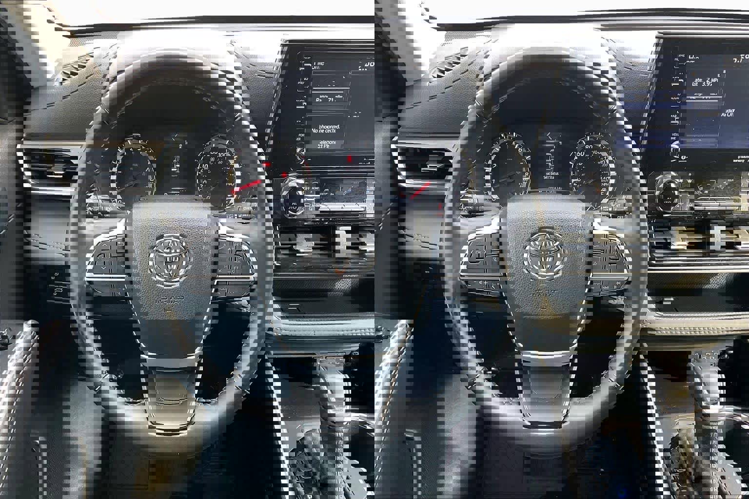 Used 2022 Toyota Highlander LE image 5