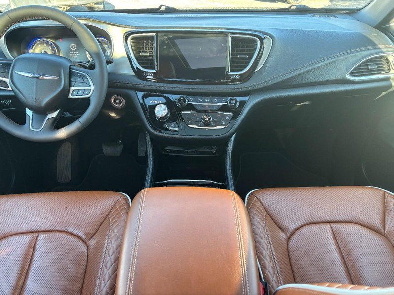 Used 2024 Chrysler Pacifica Pinnacle w/ Trailer Tow Group image 15