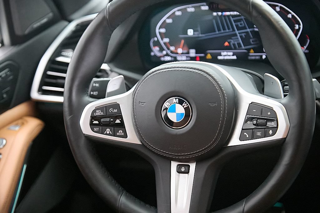 Used 2021 BMW X7 M50i w/ Dynamic Handling Package AWD/4WD image 32