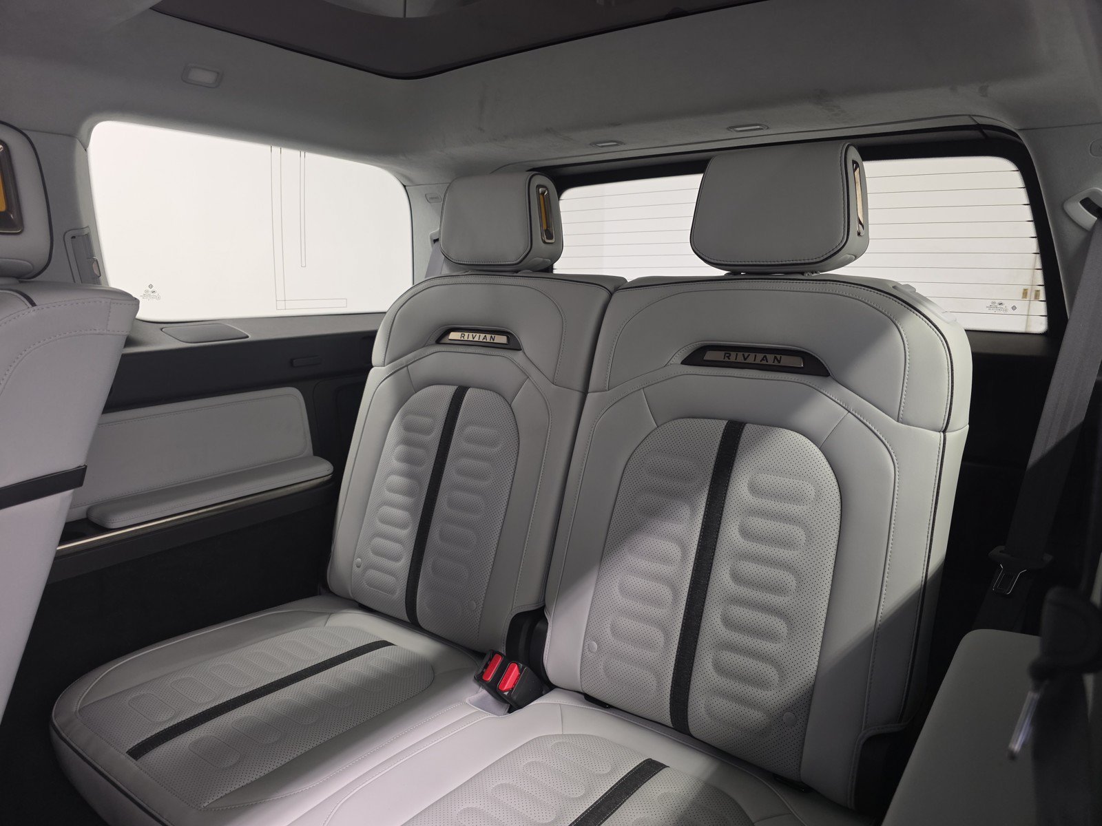 Used 2024 Rivian R1S Adventure AWD/4WD image 22