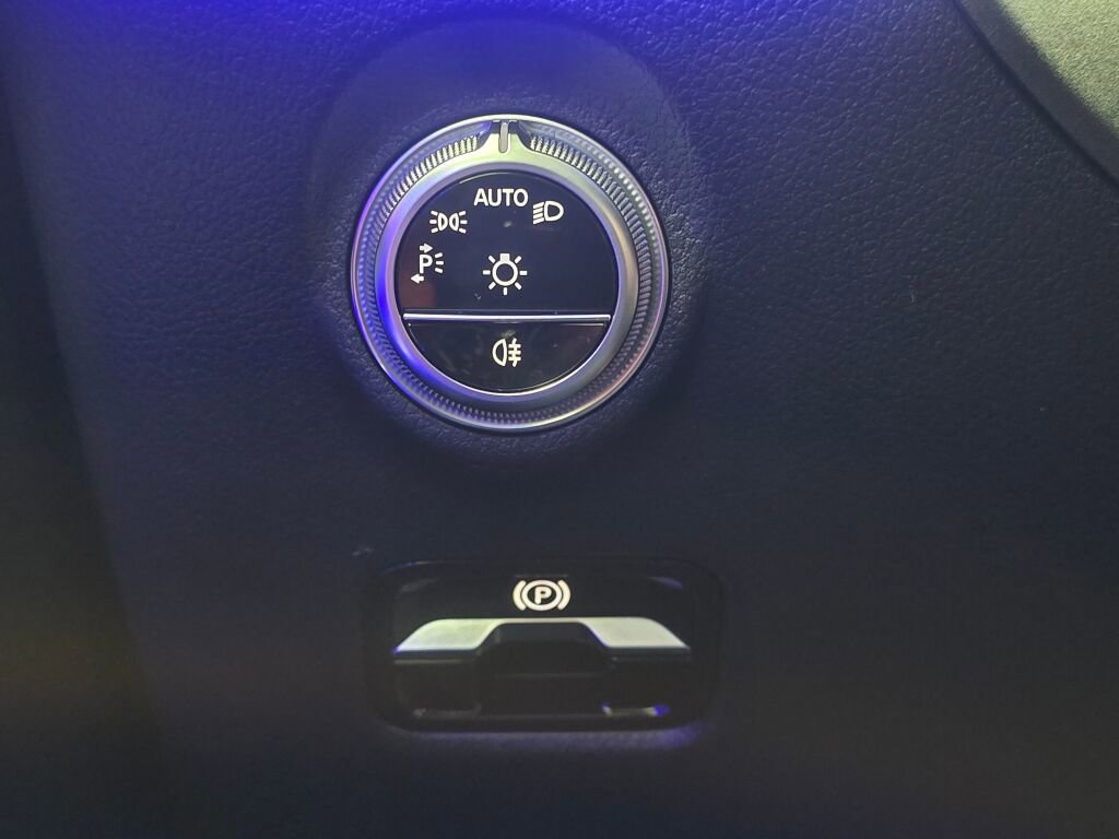 Used 2022 Mercedes-Benz C 300 4MATIC Sedan w/ Pinnacle Trim Package image 39