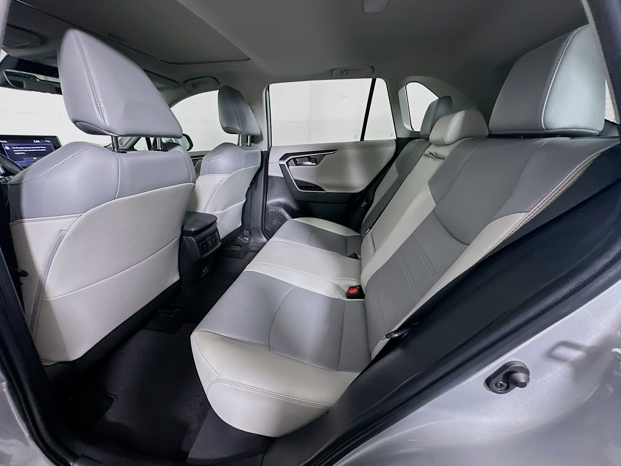 Used 2022 Toyota RAV4 Limited FWD image 29