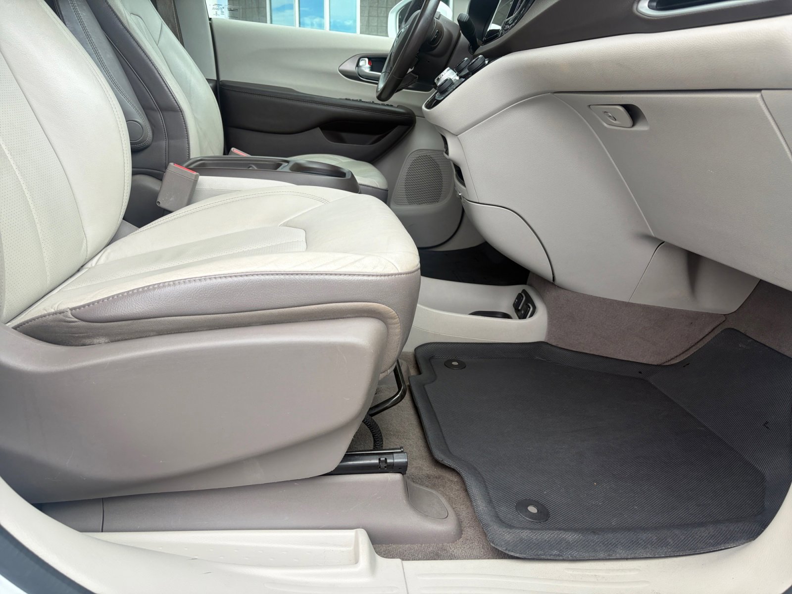 Used 2018 Chrysler Pacifica Touring-L FWD image 32