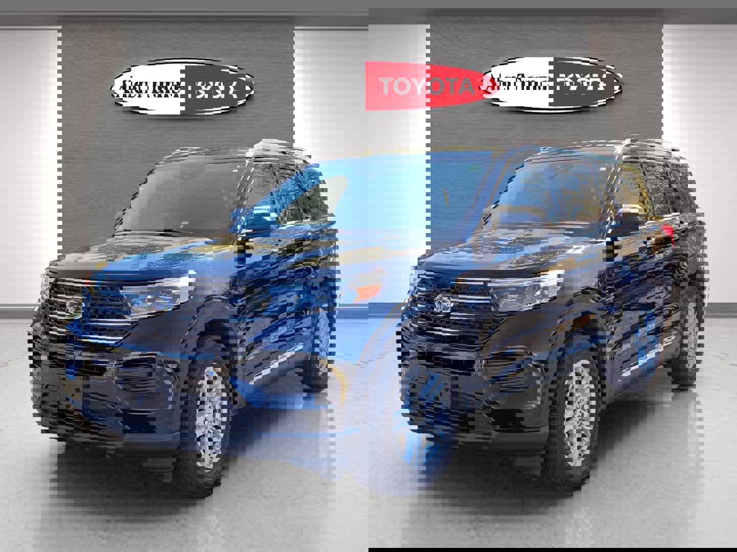 Used 2024 Ford Explorer XLT image 3