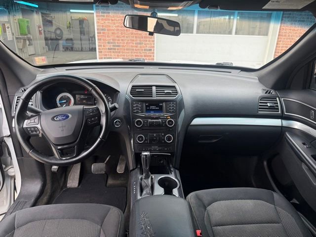 Used 2017 Ford Explorer XLT image 31