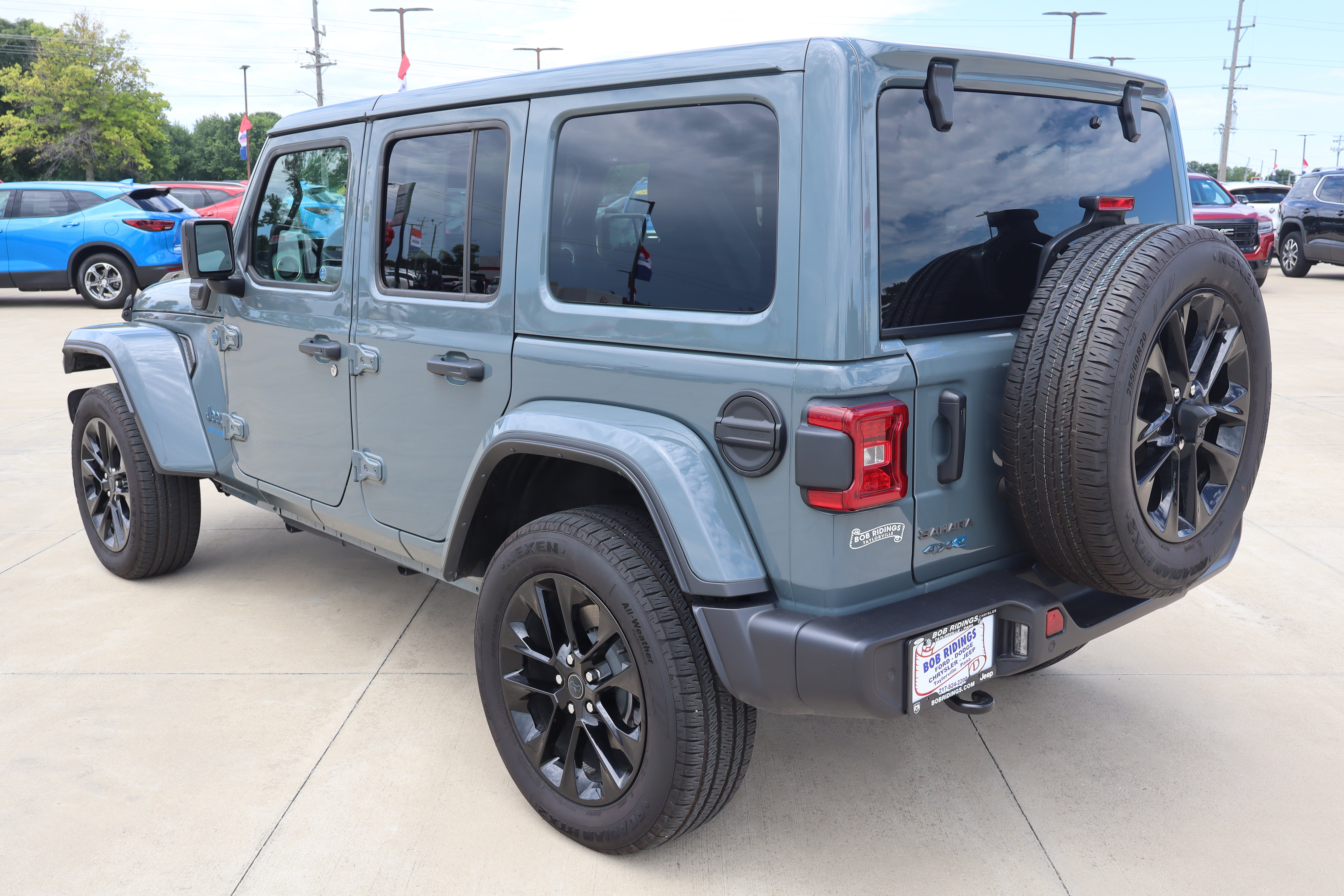 Used 2025 Jeep Wrangler Unlimited Sahara w/ Safety Group AWD/4WD image 7