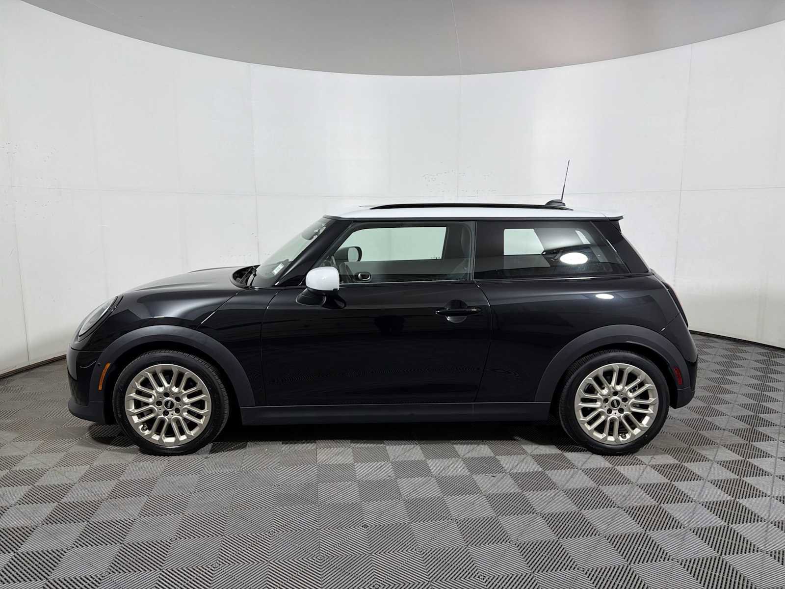 Certified 2025 MINI Cooper S image 4