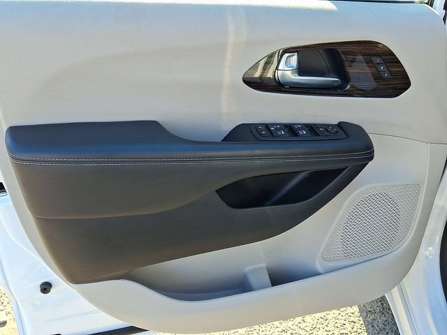 Used 2023 Chrysler Pacifica Limited FWD image 10