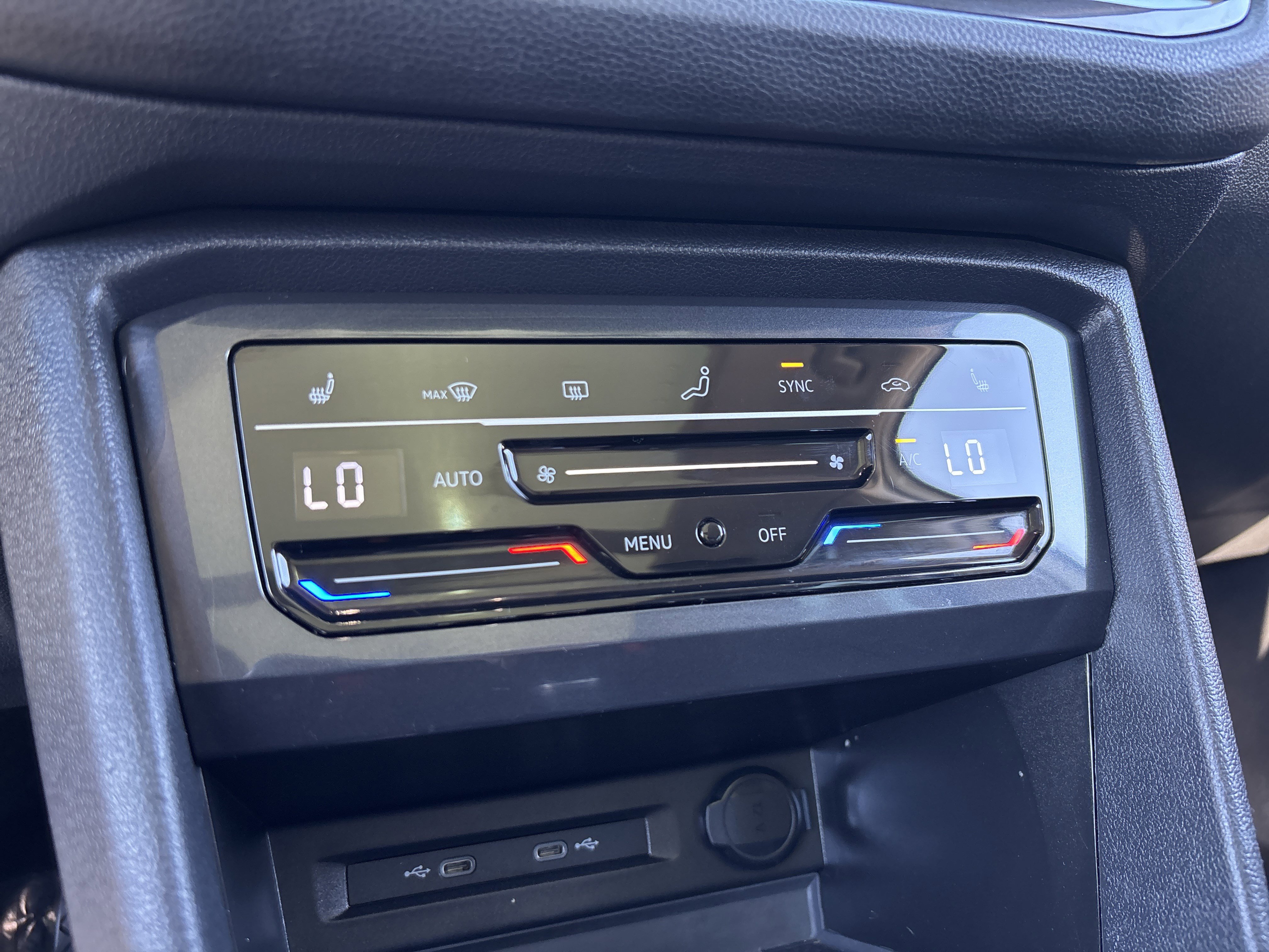 Used 2022 Volkswagen Tiguan SE w/ Panoramic Sunroof Package image 24