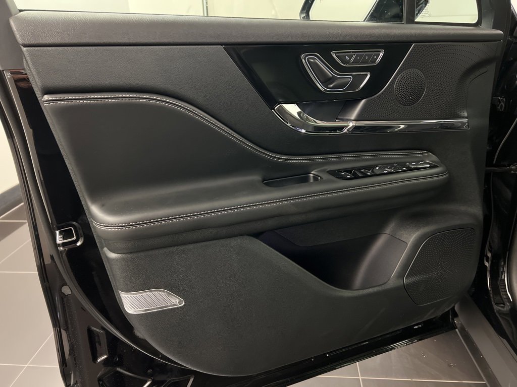 Used 2025 Lincoln Corsair Reserve w/ Jet Appearance Package image 26