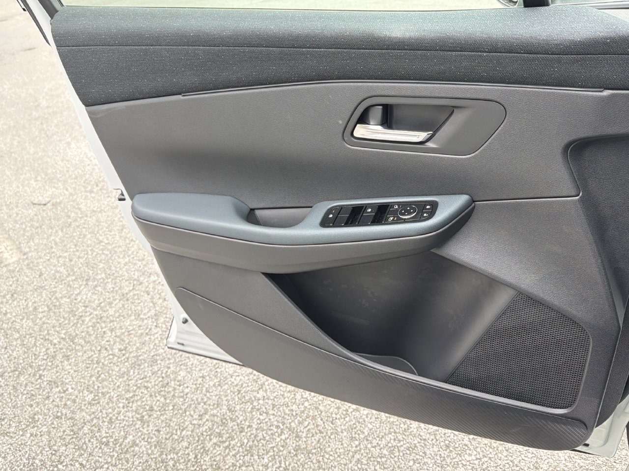 New 2026 Nissan Leaf w/ Illuminated Package FWD image 16