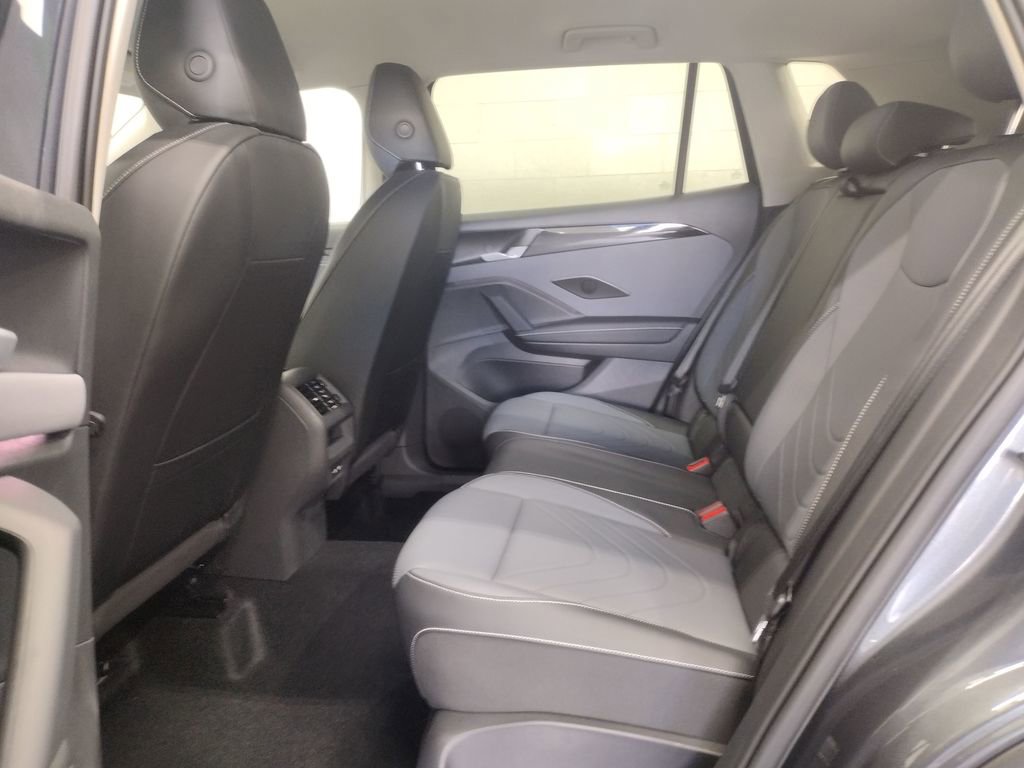 New 2025 Volkswagen Tiguan SE image 31