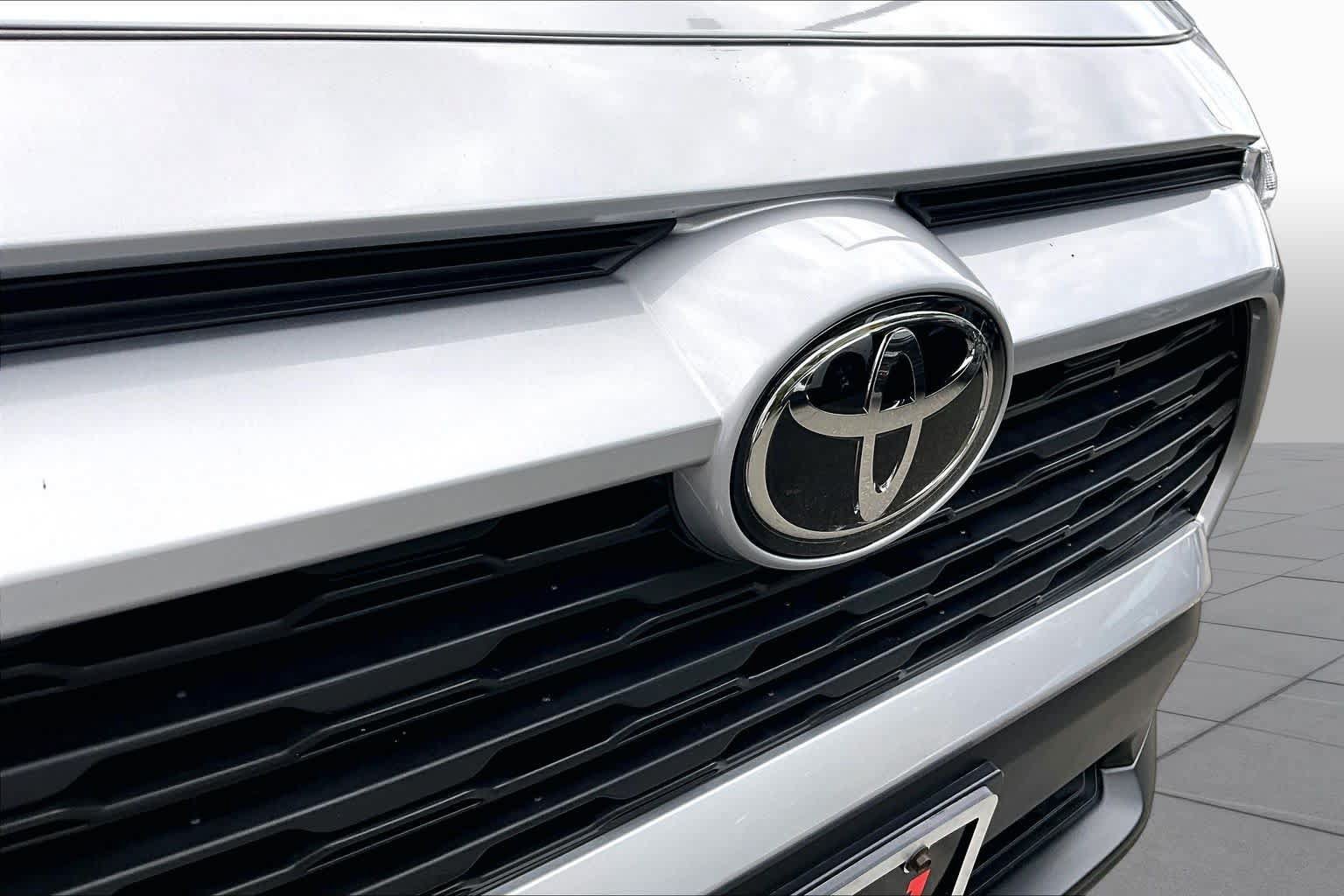 Certified 2025 Toyota RAV4 XLE AWD/4WD image 28