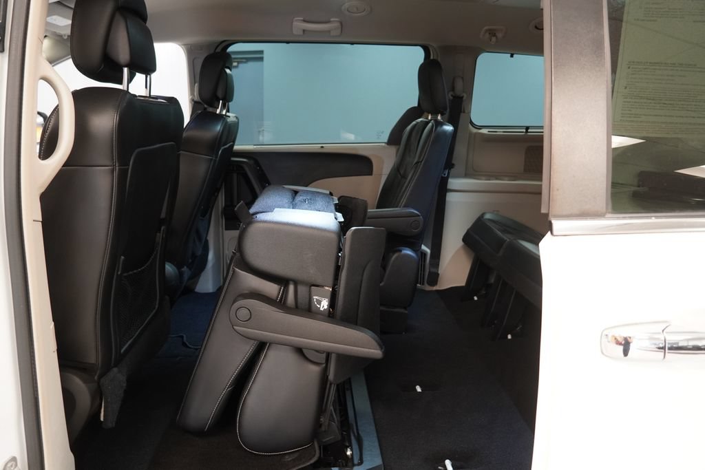 Used 2014 Chrysler Town & Country Touring-L FWD image 27