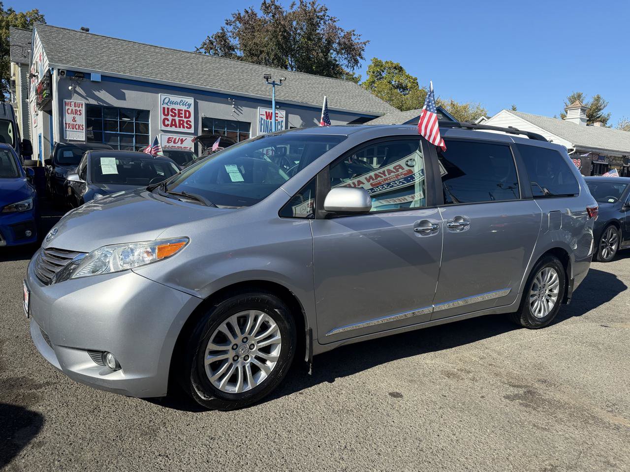 Used 2017 Toyota Sienna XLE w/ XLE Navigation Package FWD image 5