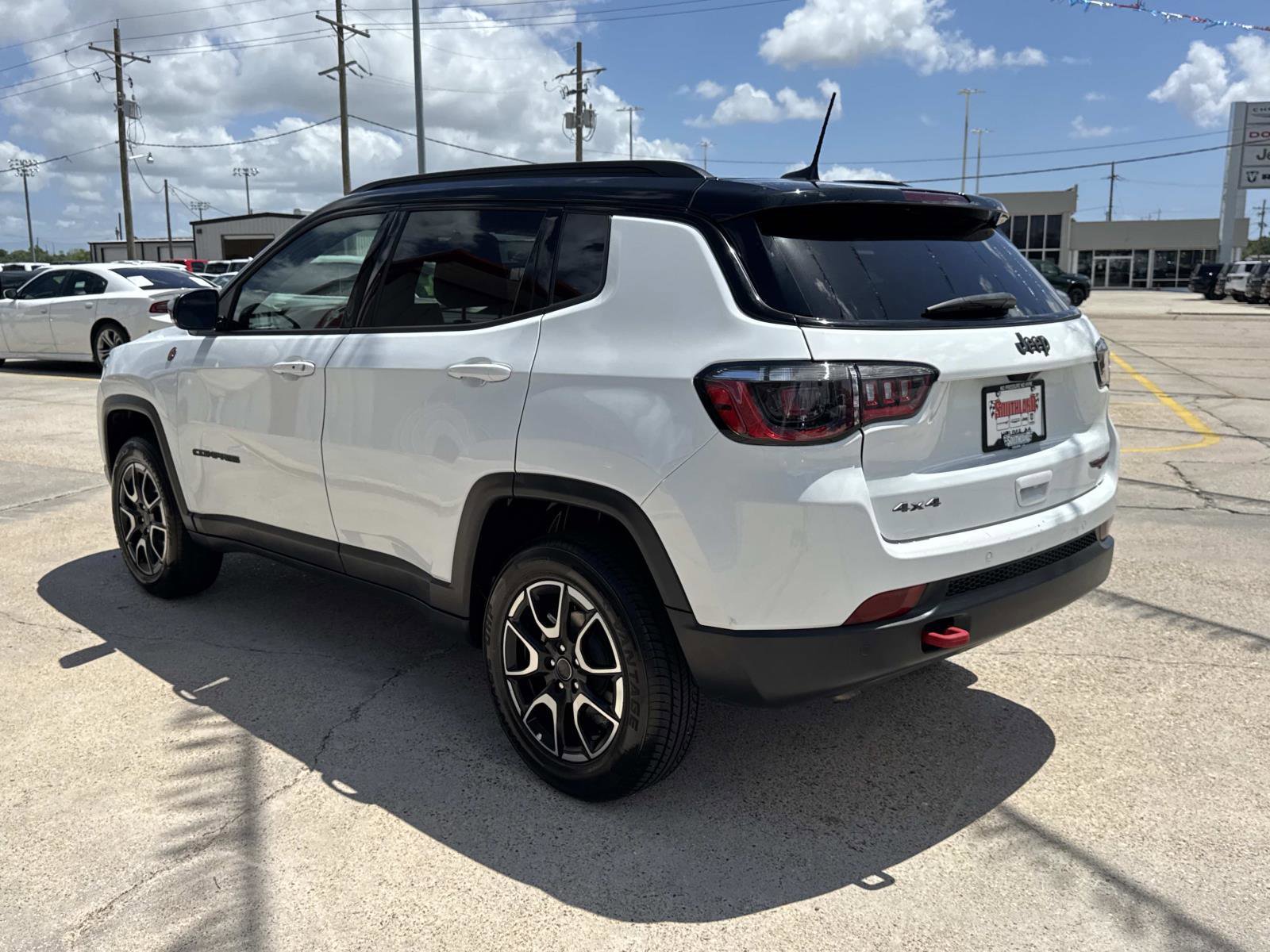 Used 2025 Jeep Compass Trailhawk AWD/4WD image 5