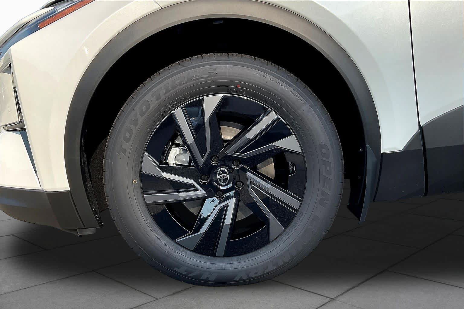 Used 2026 Toyota C-HR AWD/4WD image 11