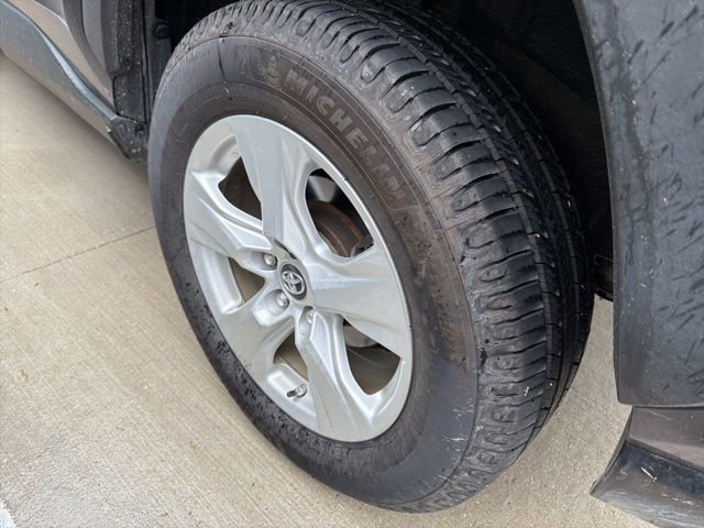 Used 2019 Toyota RAV4 XLE w/ Convenience Package AWD/4WD image 3