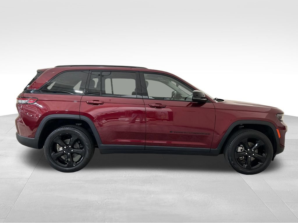 Used 2023 Jeep Grand Cherokee Limited w/ Black Appearance Package AWD/4WD image 6