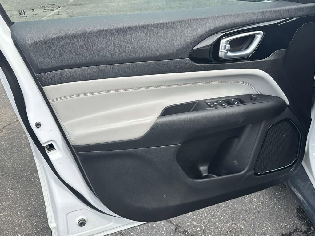 Used 2023 Jeep Compass Limited image 16