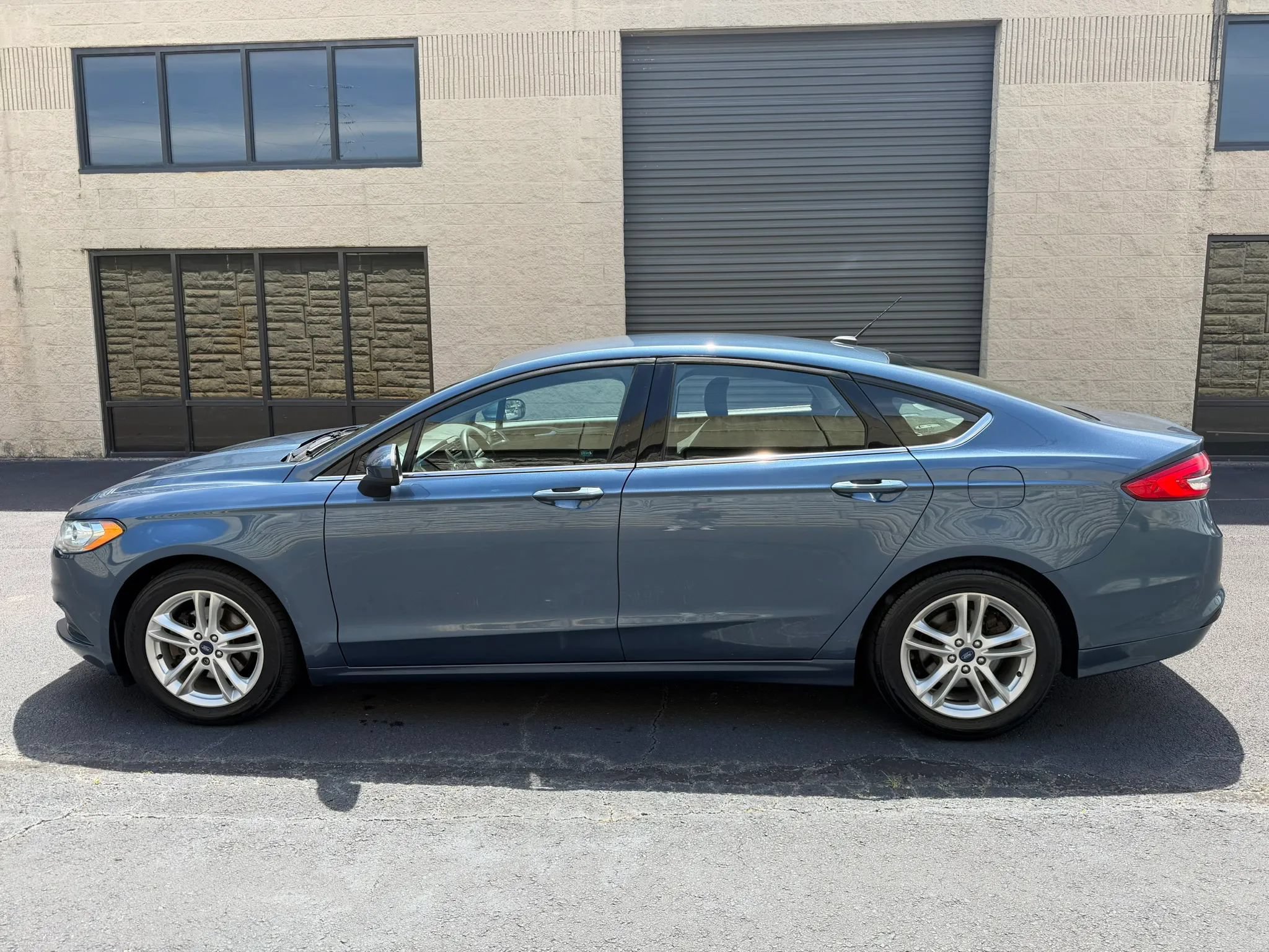 Used 2018 Ford Fusion SE w/ Fusion SE Technology Package FWD image 3