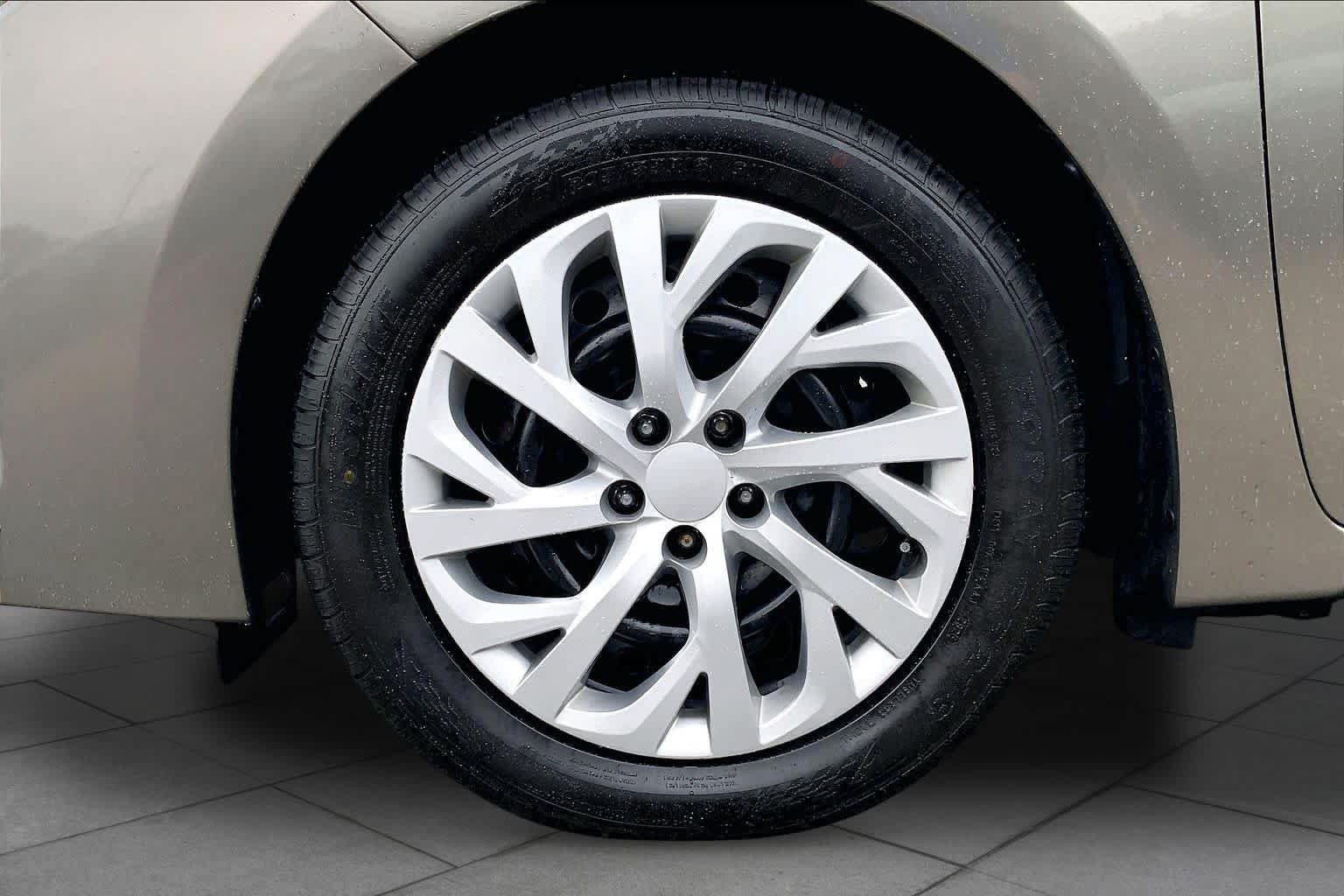 Used 2018 Toyota Corolla LE FWD image 11
