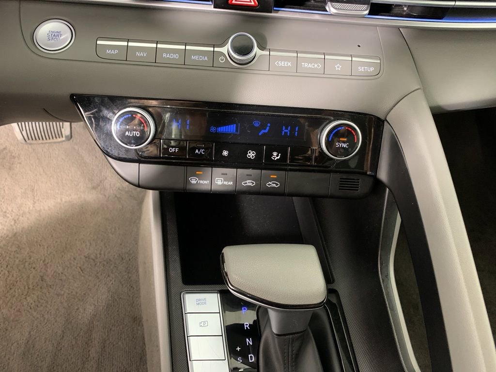 Used 2024 Hyundai Elantra SEL image 25