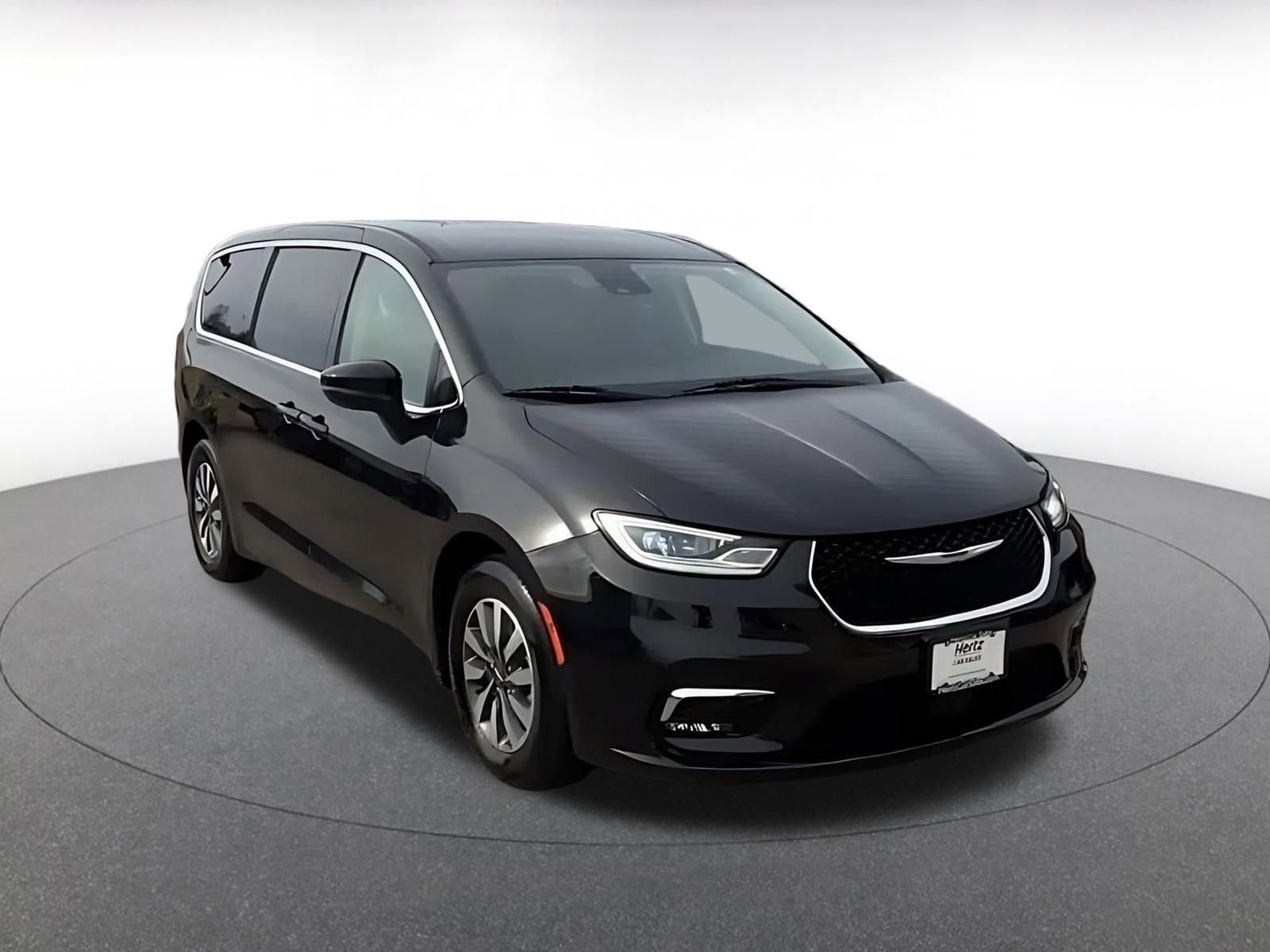 Used 2023 Chrysler Pacifica Touring-L image 3