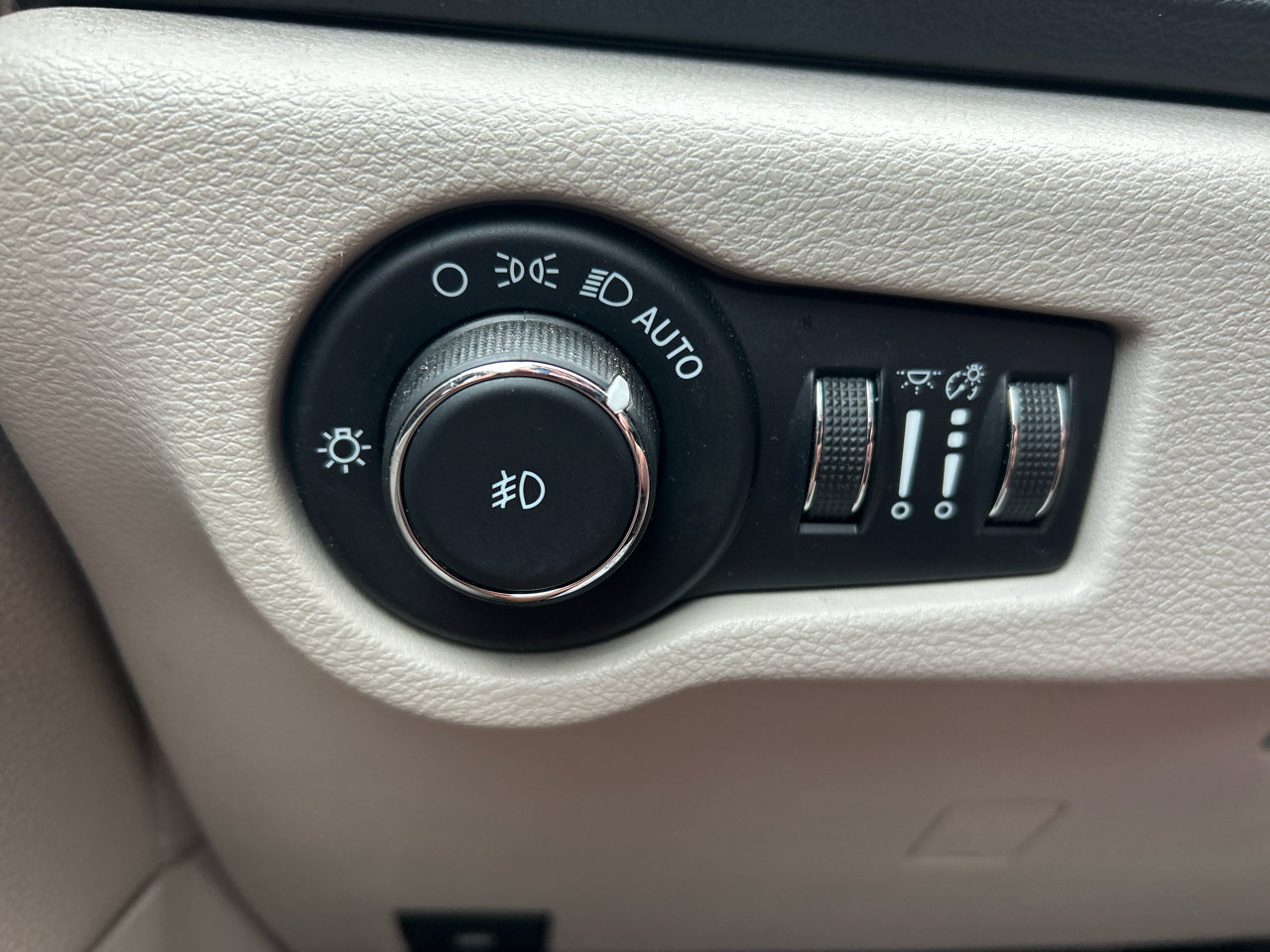 Used 2022 Chrysler Pacifica Touring-L image 10