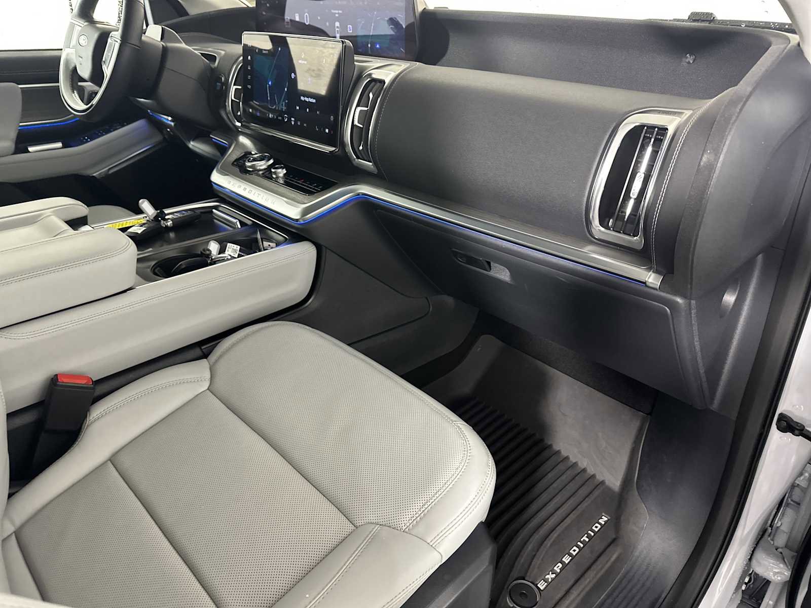 Used 2025 Ford Expedition Platinum image 17