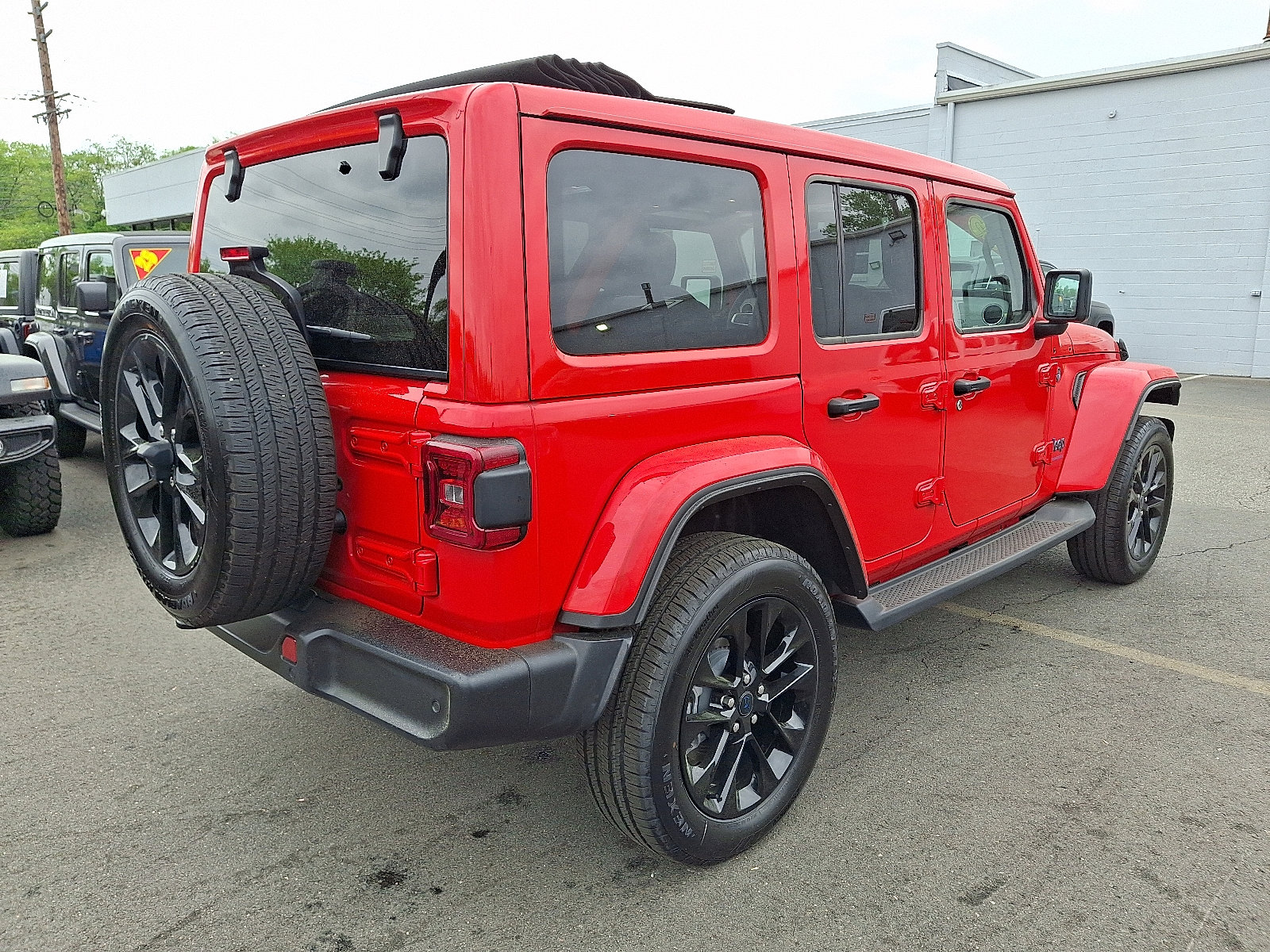 Certified 2025 Jeep Wrangler Unlimited Sahara w/ Safety Group AWD/4WD image 6