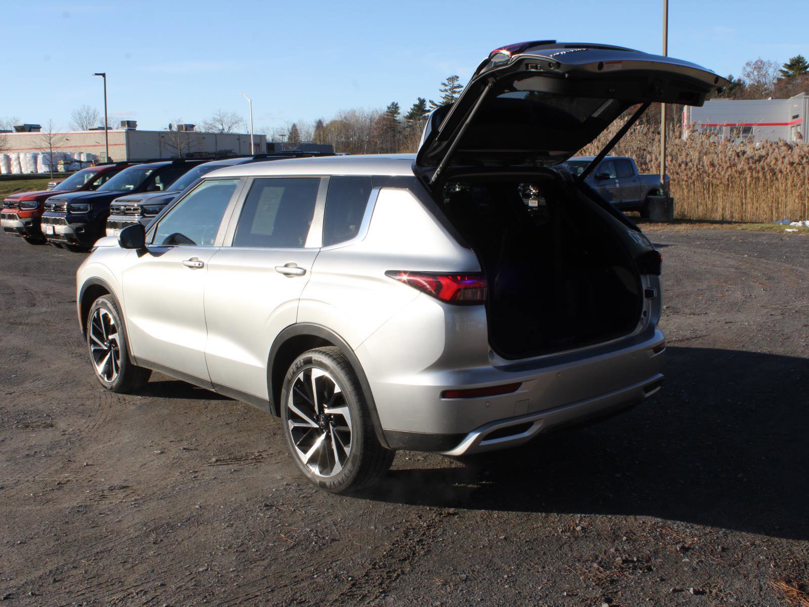 Used 2023 Mitsubishi Outlander SE image 7