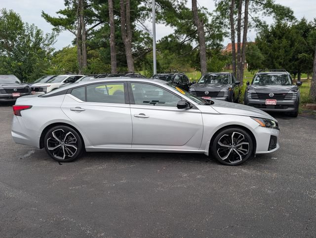 Used 2024 Nissan Altima 2.5 SR w/ SR Premium Package FWD image 2