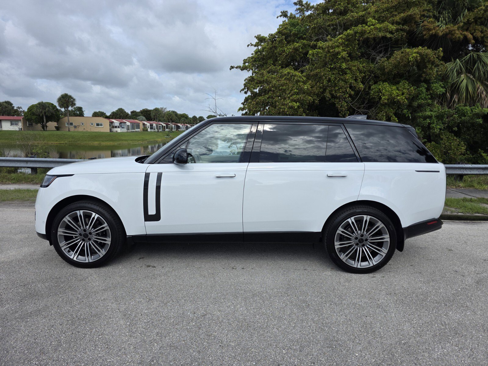 New 2026 Land Rover Range Rover Long Wheelbase SE AWD/4WD image 7