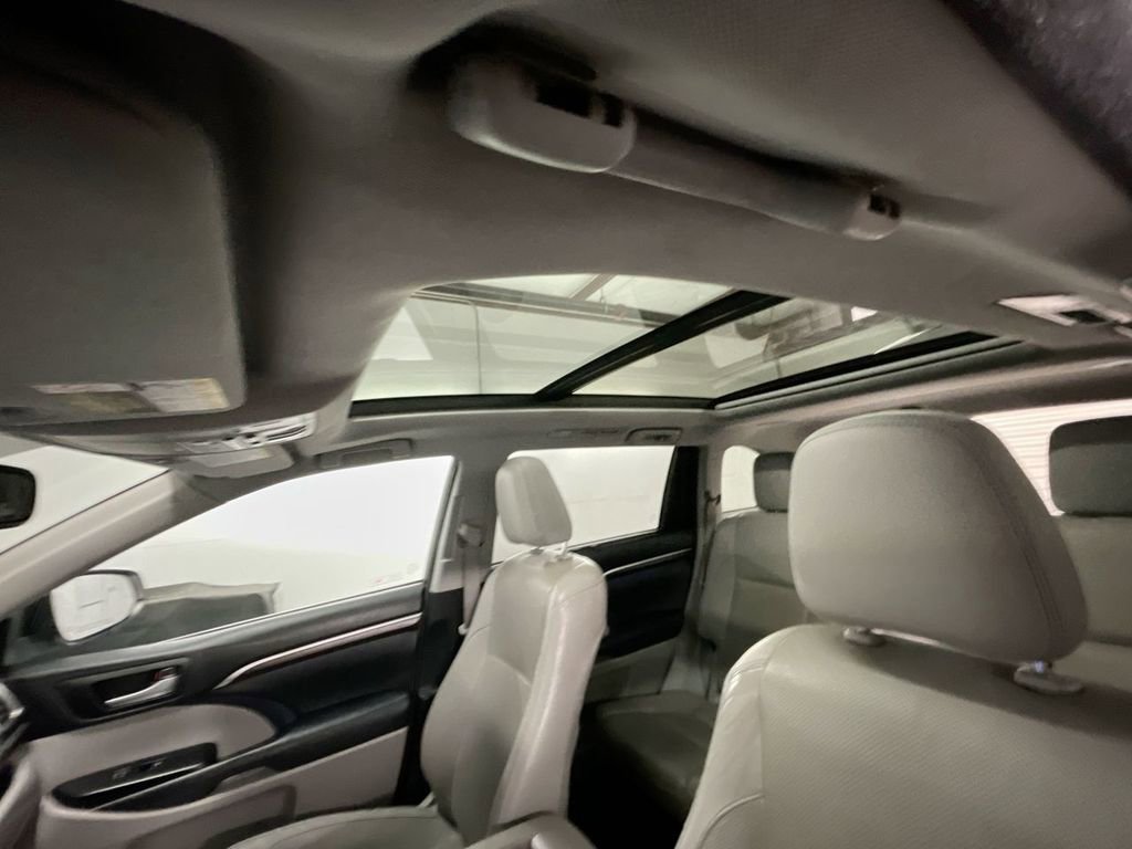 Used 2014 Toyota Highlander Limited Platinum image 18