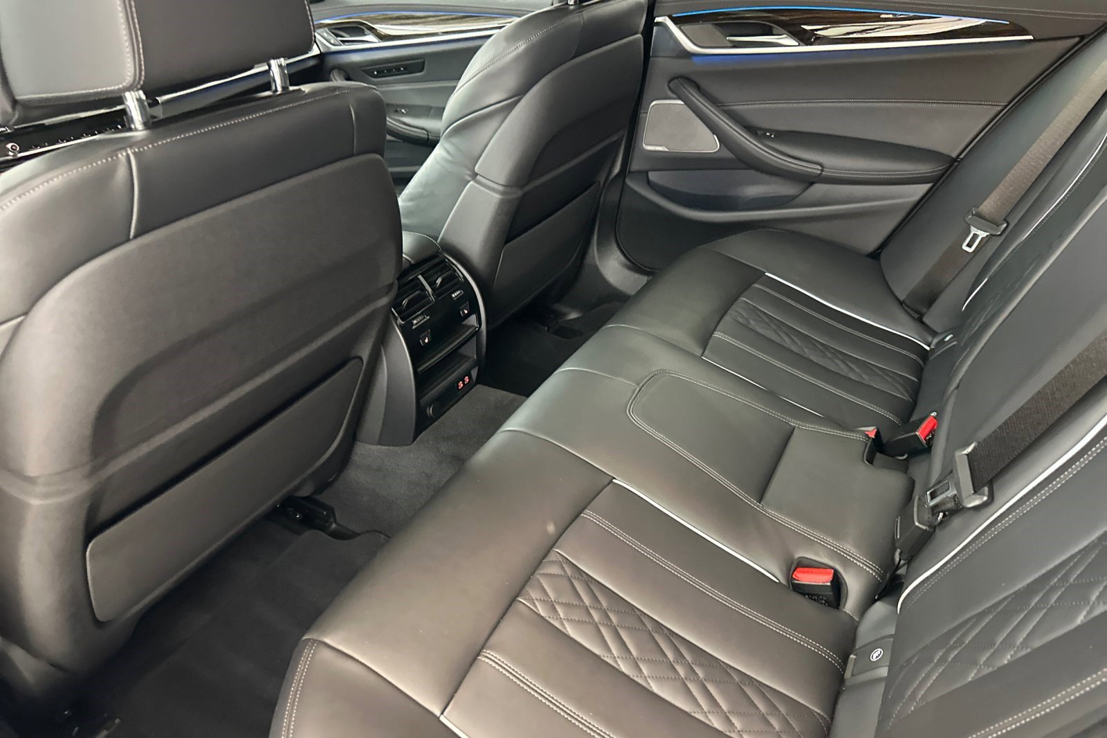 Used 2023 BMW 530e w/ Executive Package RWD image 27