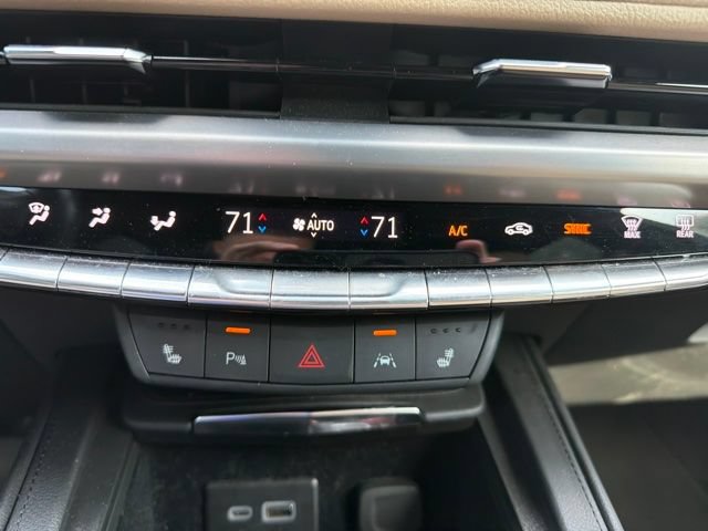 Used 2024 Cadillac XT4 Luxury w/ Cold Weather Package FWD image 12