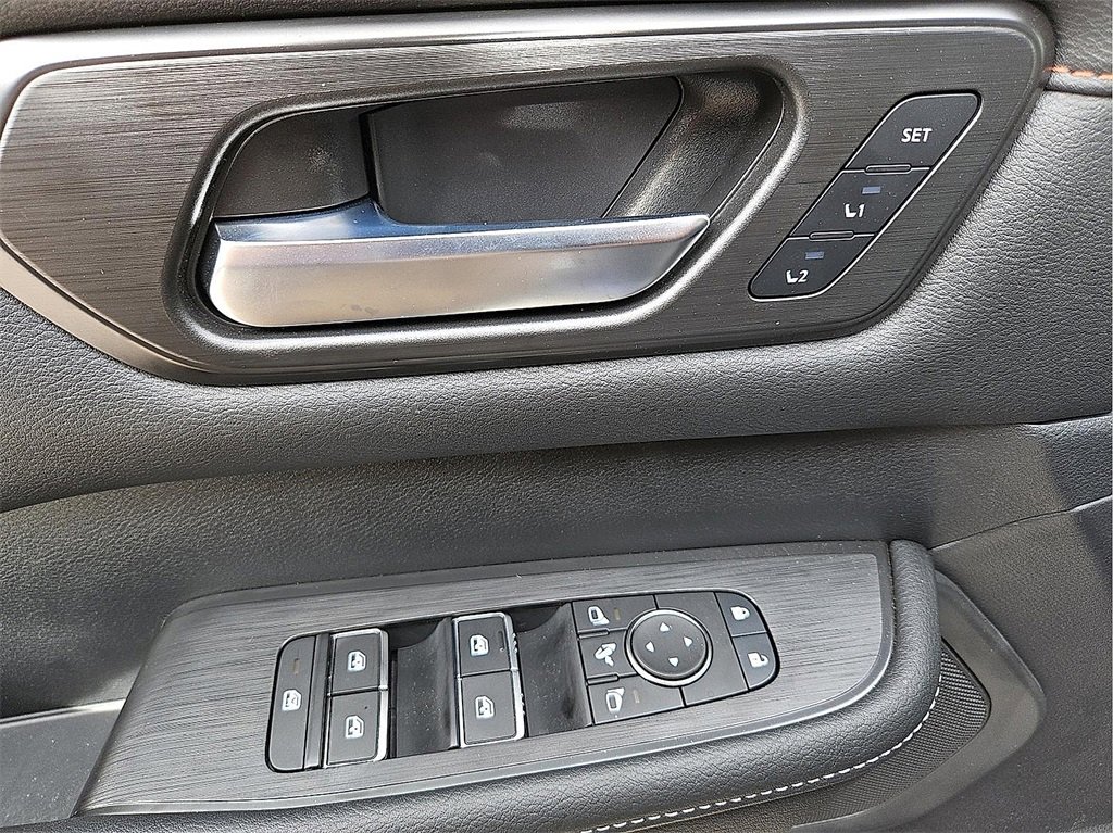 Used 2025 Nissan Armada PRO-4X image 17