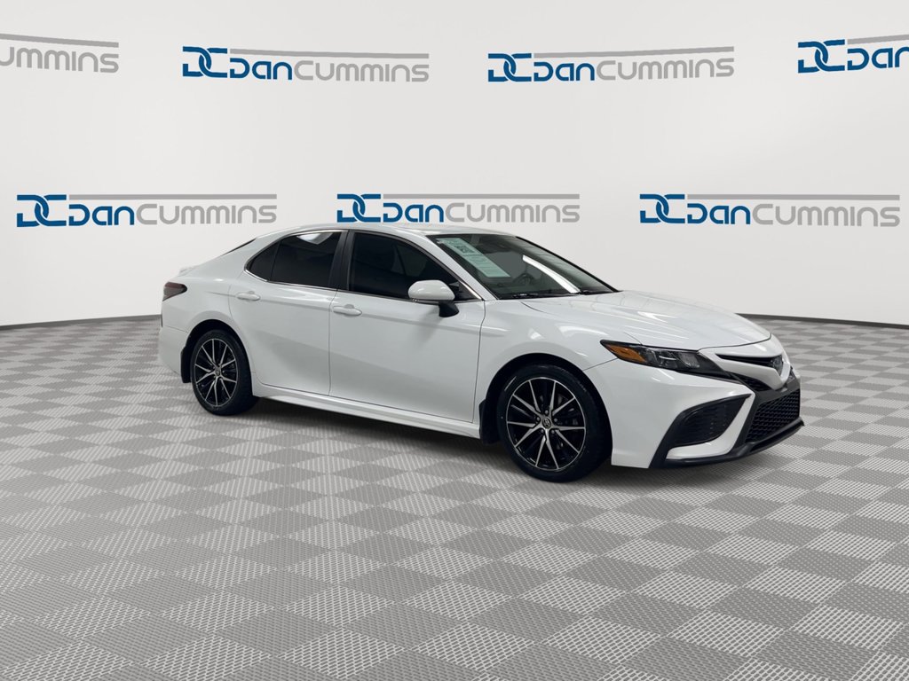Used 2022 Toyota Camry SE w/ Cold Weather Package FWD image 2