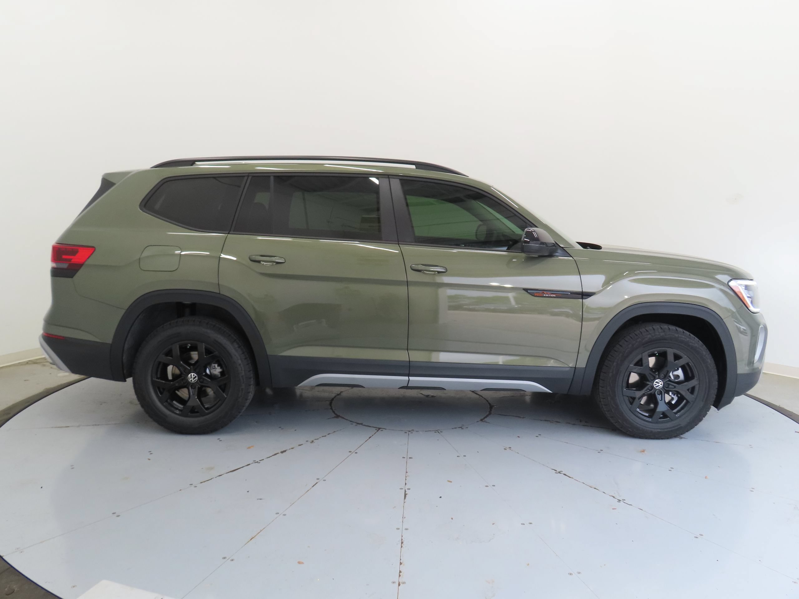 New 2026 Volkswagen Atlas Peak Edition AWD/4WD image 2